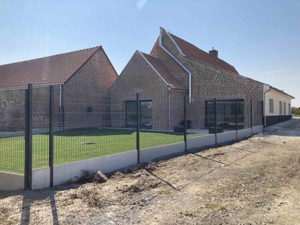 rénovation de la façade d'un batîment dans le nord de la France par Pocholle